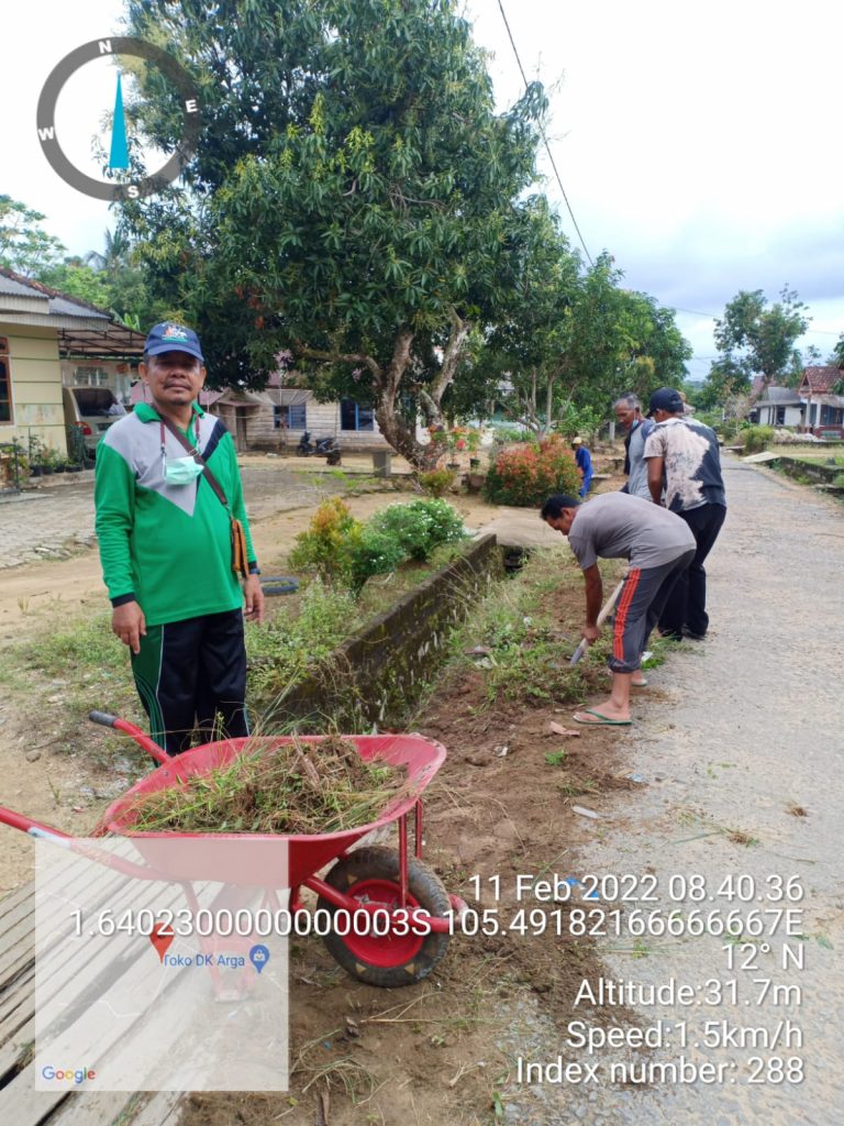 Gotong Royong Warga Desa Air Gantang