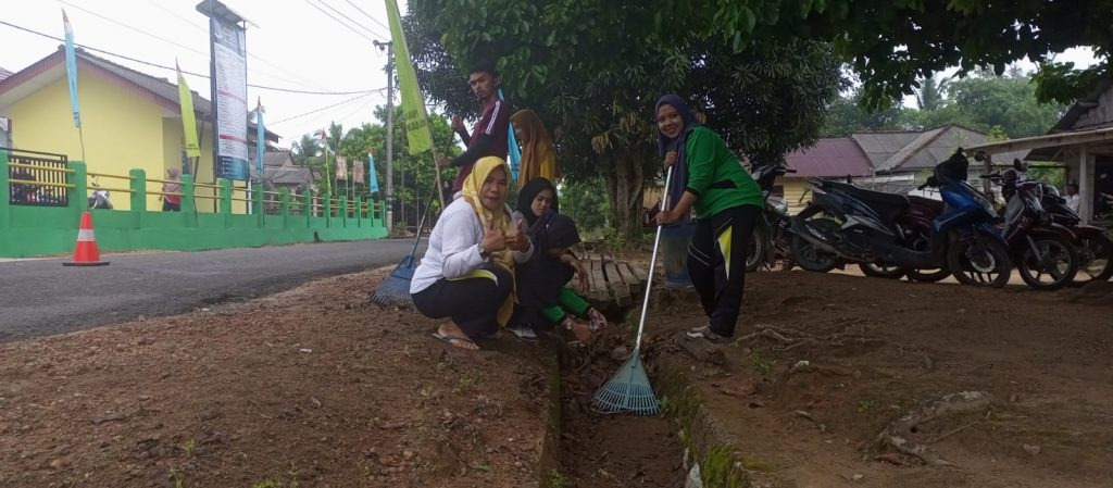 Kegiatan Jum’at Pagi Pak Kades Turun membantu Gotong Royong