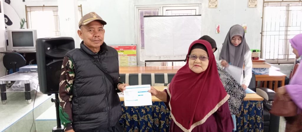 Pembagian BLT Tahap ke-11 Desa Air Gantang Berjalan Lancar